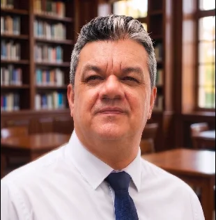 Adriano Amaral da Silva, professor de inglês com 30 anos de experiência em Curitiba